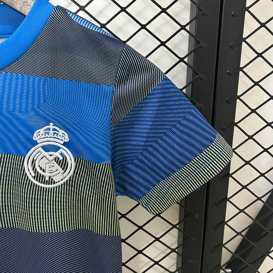 Kit ensemble football Real Madrid training 2025/26