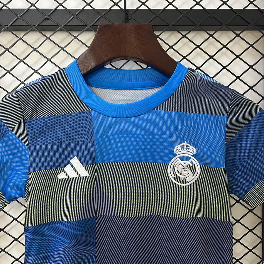 Kit ensemble football Real Madrid training 2025/26