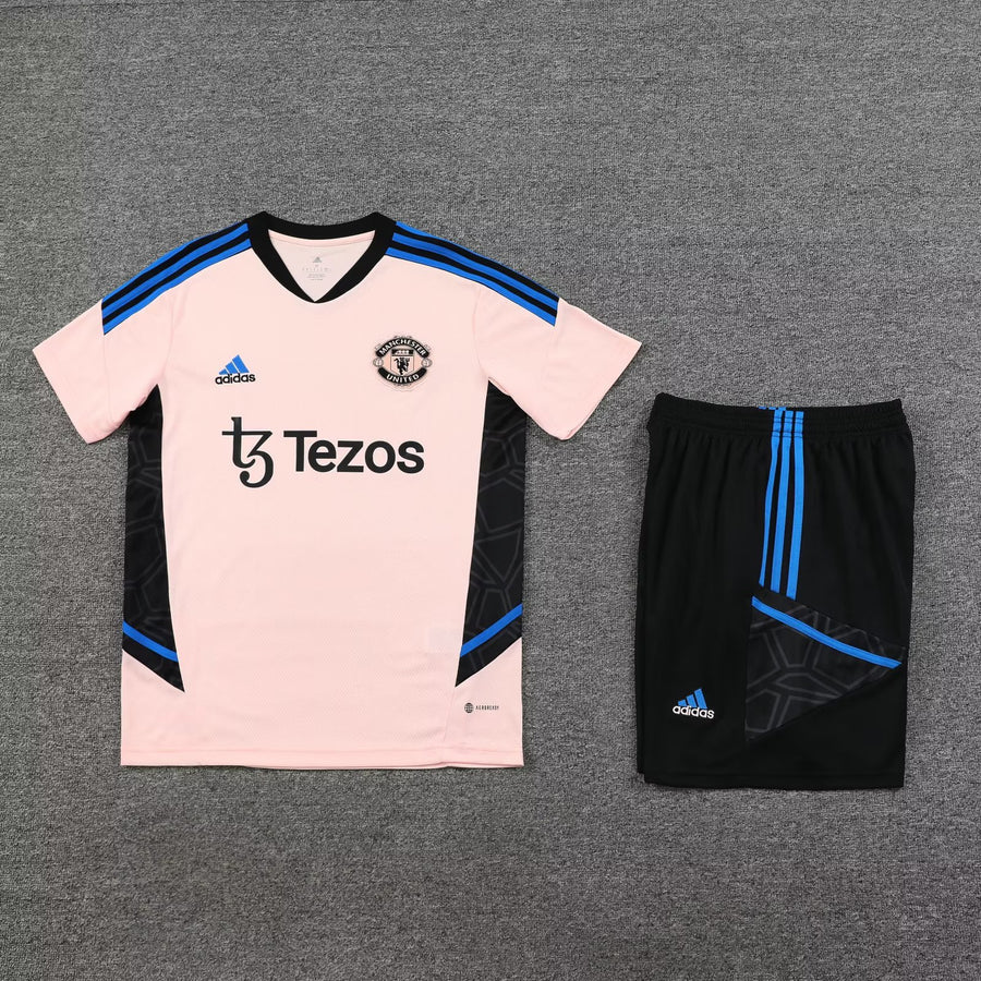 Kit Manchester United training rose 2023/24