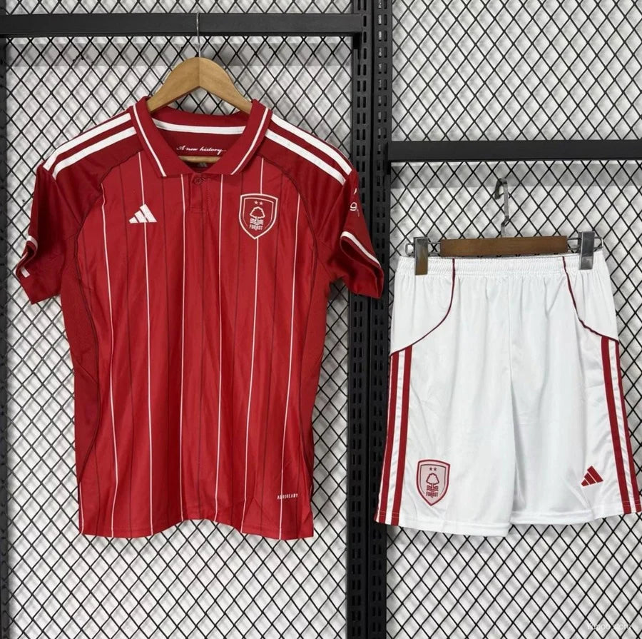 Kit ensemble football Nottingham Forest domicile 2025/26
