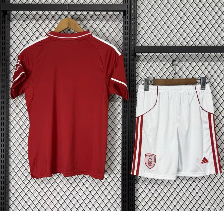 Kit ensemble football Nottingham Forest domicile 2025/26