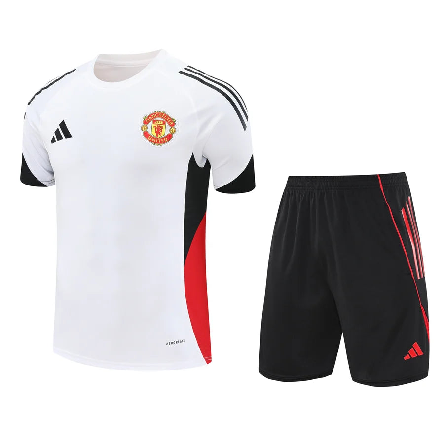 Kit ensemble football Manchester United 2025/26